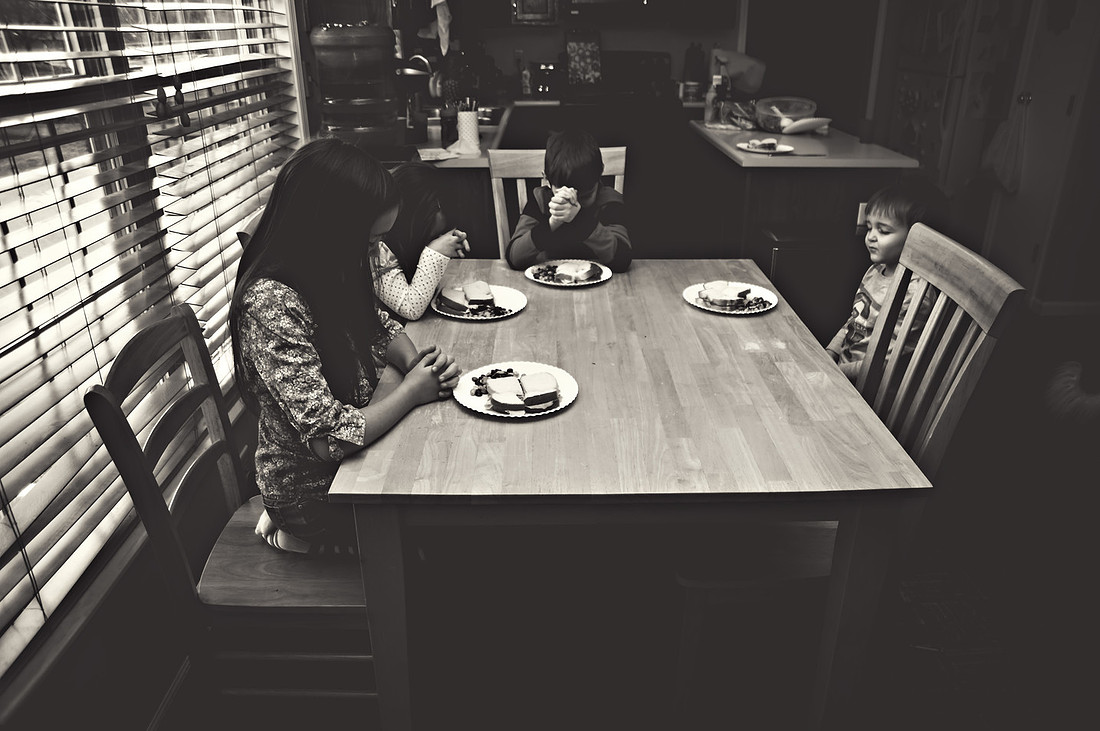 Rivera kids praying